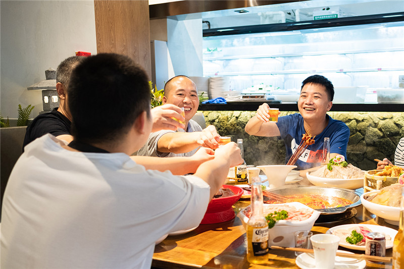 火鍋店聚餐場(chǎng)景